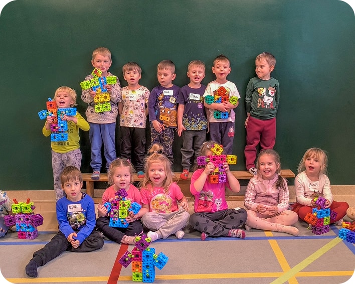 Dzieci bawiące się klockami SCUBE