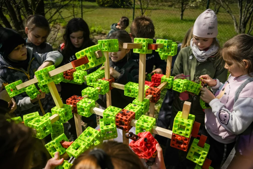 Dzieci konstruujące drzewo z kostek SCUBE